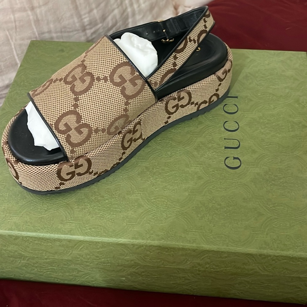 Women Gucci Jumbo GG sandals